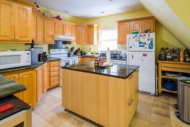Building Photo - 888 Beacon St