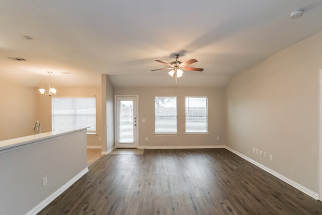 Foto del edificio - 713 Cedar Cove Dr