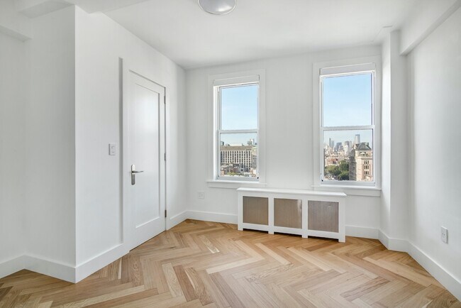 Building Photo - 301 E 21st St