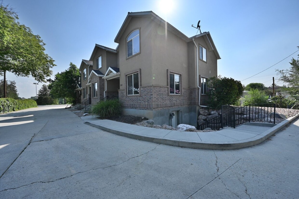 Primary Photo - 347 E Vine St