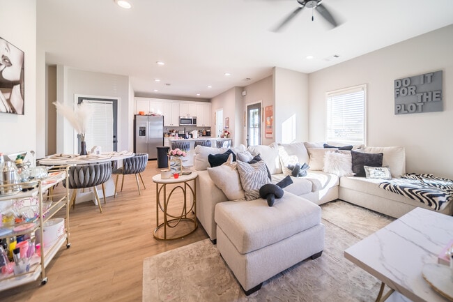 A62I8535-HDR - Villa West Homes