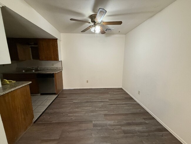 Foto del edificio - Three bedroom duplex with vinyl flooring. ...