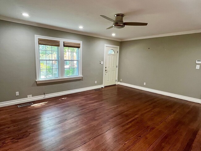 Building Photo - Super Cute 2 Bedroom 1 Bath!!