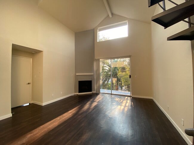 Sala de estar - 909 N Gardner St