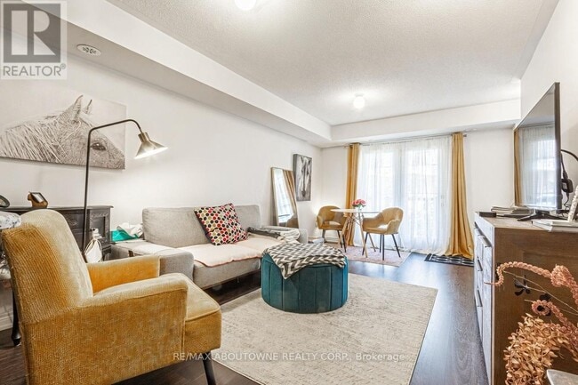 Building Photo - 2480 Post Rd