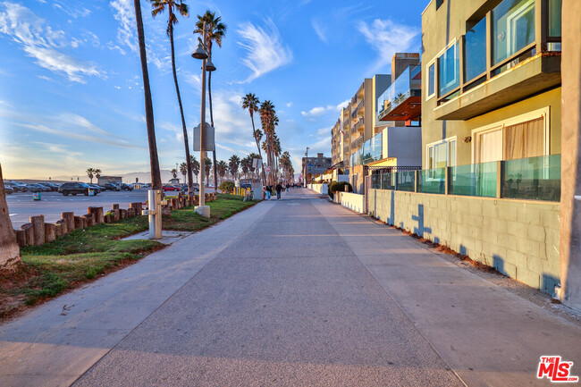 Foto del edificio - 2207 Ocean Front Walk