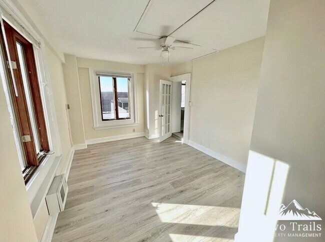 Building Photo - CHARMING DOWNTOWN CONDO - WALK EVERYWHERE!