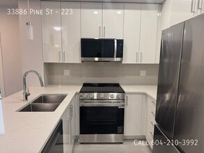 Building Photo - 33886 Pine St