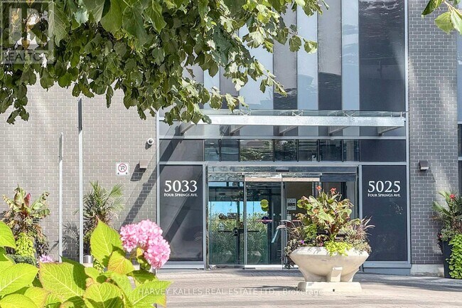 Photo du bâtiment - 5033-5033 Four Springs Ave