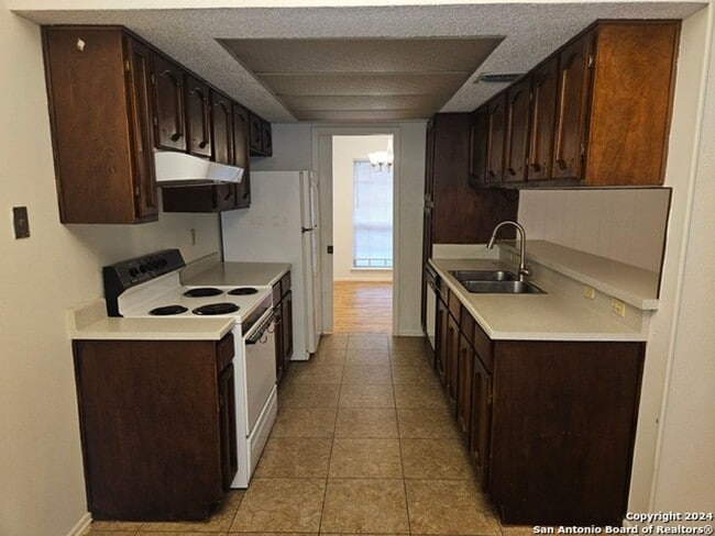 Building Photo - 3 Bedroom in Marshall Meadow