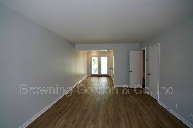 Building Photo - 5025 Hillsboro Dr