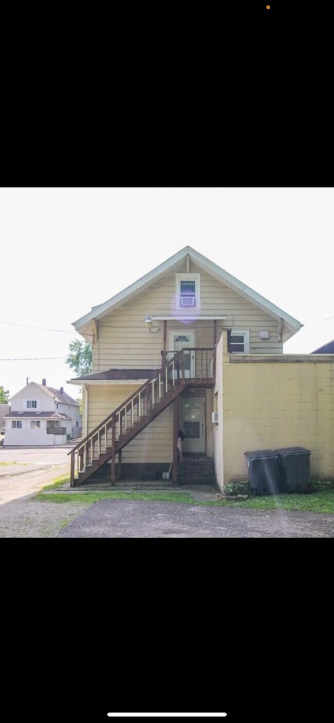 Building Photo - 826 N Main St
