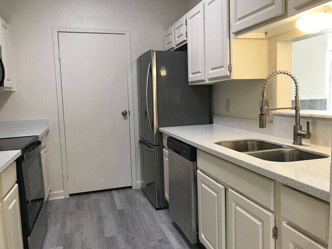 Foto del edificio - Great Location 2/2 BACKS TO NORTHEN WALNUT CREEK TRAIL