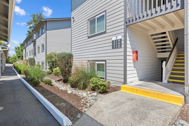 Building Photo - Scandia Knolls