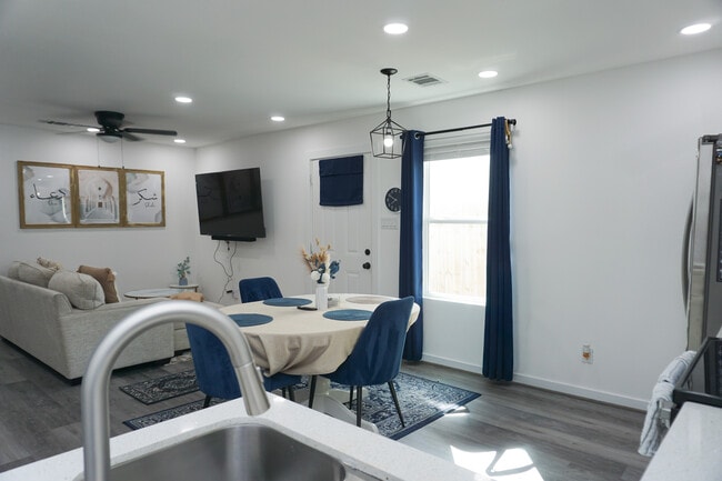 Building Photo - 8724 Peachtree St