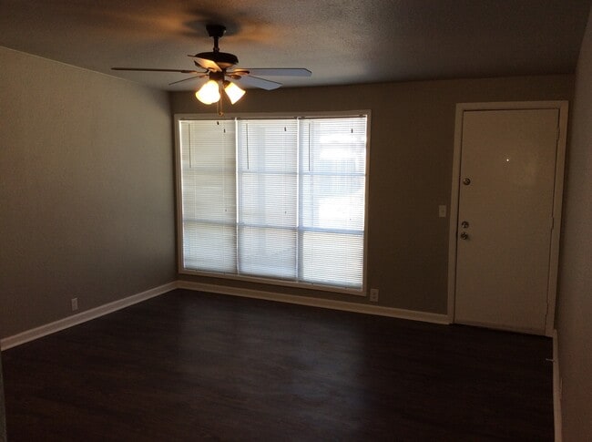 Building Photo - PRE-LEASING---Available---June 5th!! 3 bed...