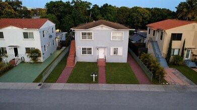 Building Photo - 111 SW 31st Ct