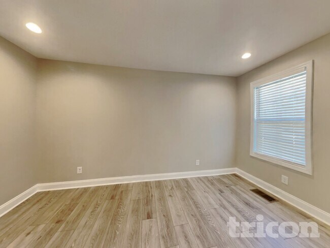 Building Photo - 189 Bonnell Dr