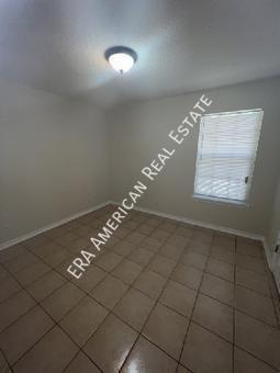 Building Photo - Central Location!