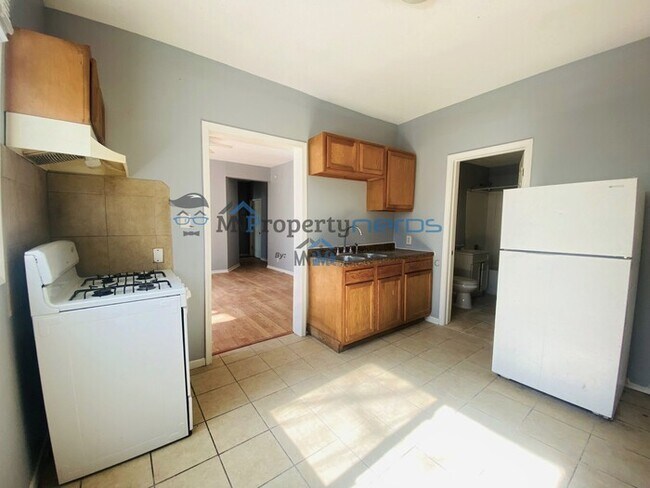 Building Photo - SPACIOUS 3bd/1br lower unit FOR RENT. Sect...