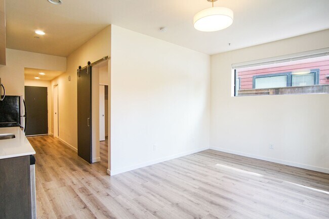 Foto del edificio - John's Landing-Modern & Spacious 1 Bdr w/Condo-Grade Finishes Ready Soon!!