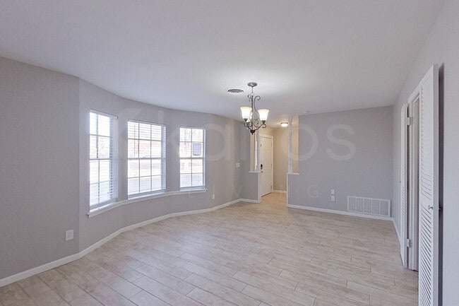 Building Photo - 2721 James Louis Dr