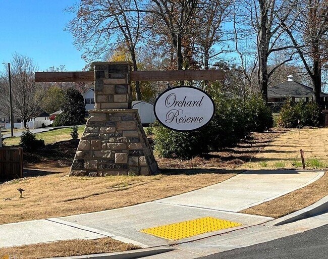 Foto del edificio - 156 orchard reserve dr