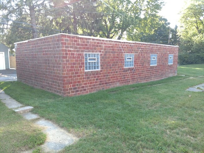 Garages - 754 Kenwick Rd