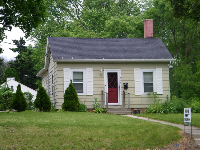 Building Photo - 718 Grand Ave