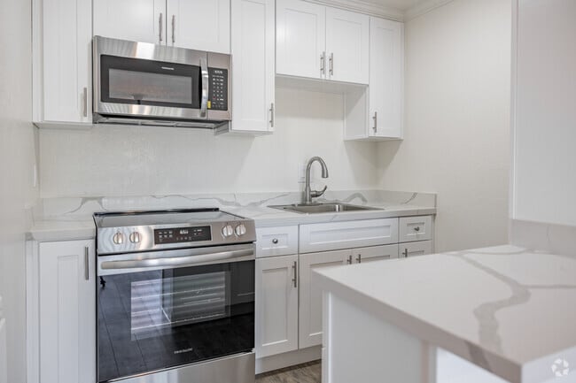 Studio Upgraded - 500SF - Beach House Apartments