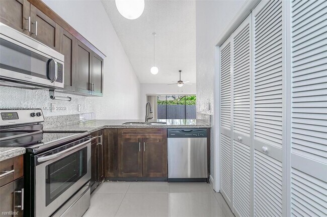 Foto del edificio - 3 br, 2 bath Townhome - 6329 SW 147th Ct