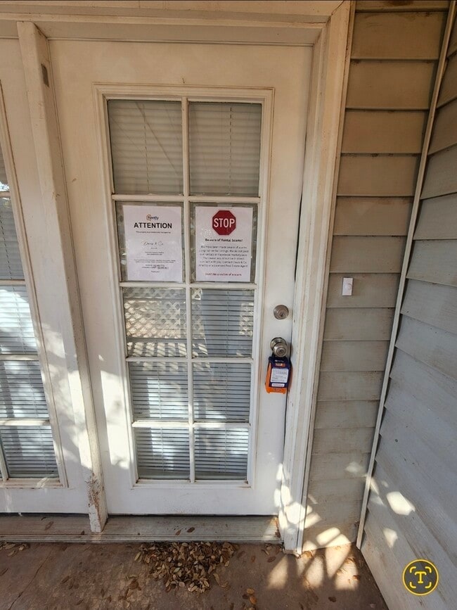 Building Photo - 3 bed 2 bath 2 story townhome, 1 carport