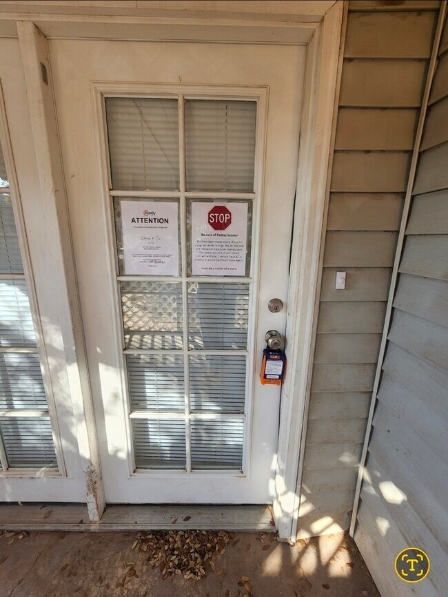 Foto del edificio - 3 bed 2 bath 2 story townhome, 1 carport