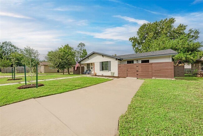 Foto del edificio - 1607 Sweetbriar Ave