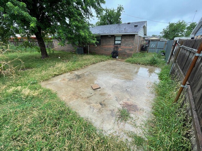 Building Photo - 3 br, 1.5 bath House - 3205 S Madole Blvd
