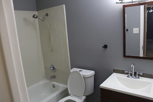2nd bathroom - 9700 Leawood Blvd