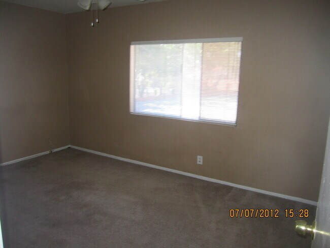 Foto del edificio - This Townhouse is located minutes from the freeway!