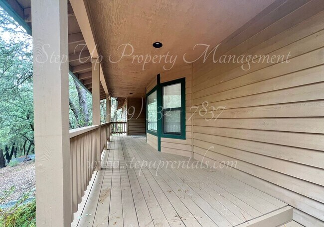 Building Photo - Cozy and Charming 3 Bedroom 2 Bathroom in ...