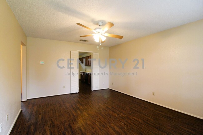 Foto del edificio - Charming 2/1 Duplex Nestled on a Corner Lot!