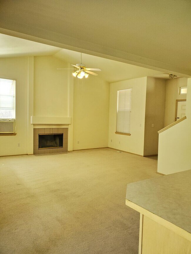 Foto del edificio - Great 3 bedroom home available now!