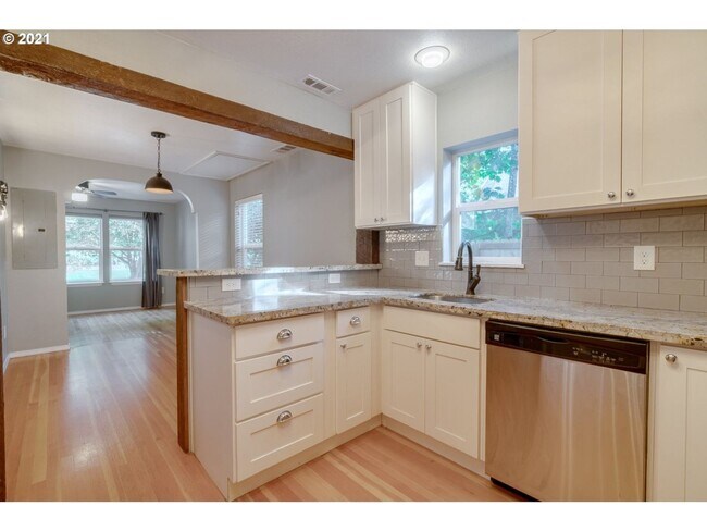 Building Photo - Move-in Special! No Deposit + $500 Off Ren...