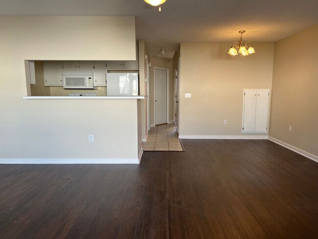 Foto del edificio - Available NOW- 121 S. springview Drive