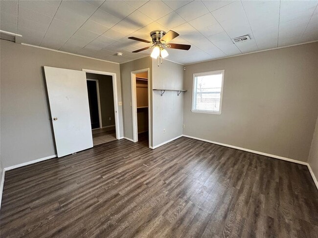 Building Photo - 817 S Kelly Ave