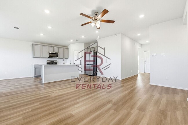 Foto del edificio - 3 bedroom 2 bath open concept
