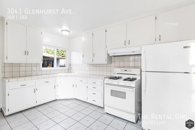 Building Photo - Spacious Sun-Filled Duplex | Charming 2 Be...