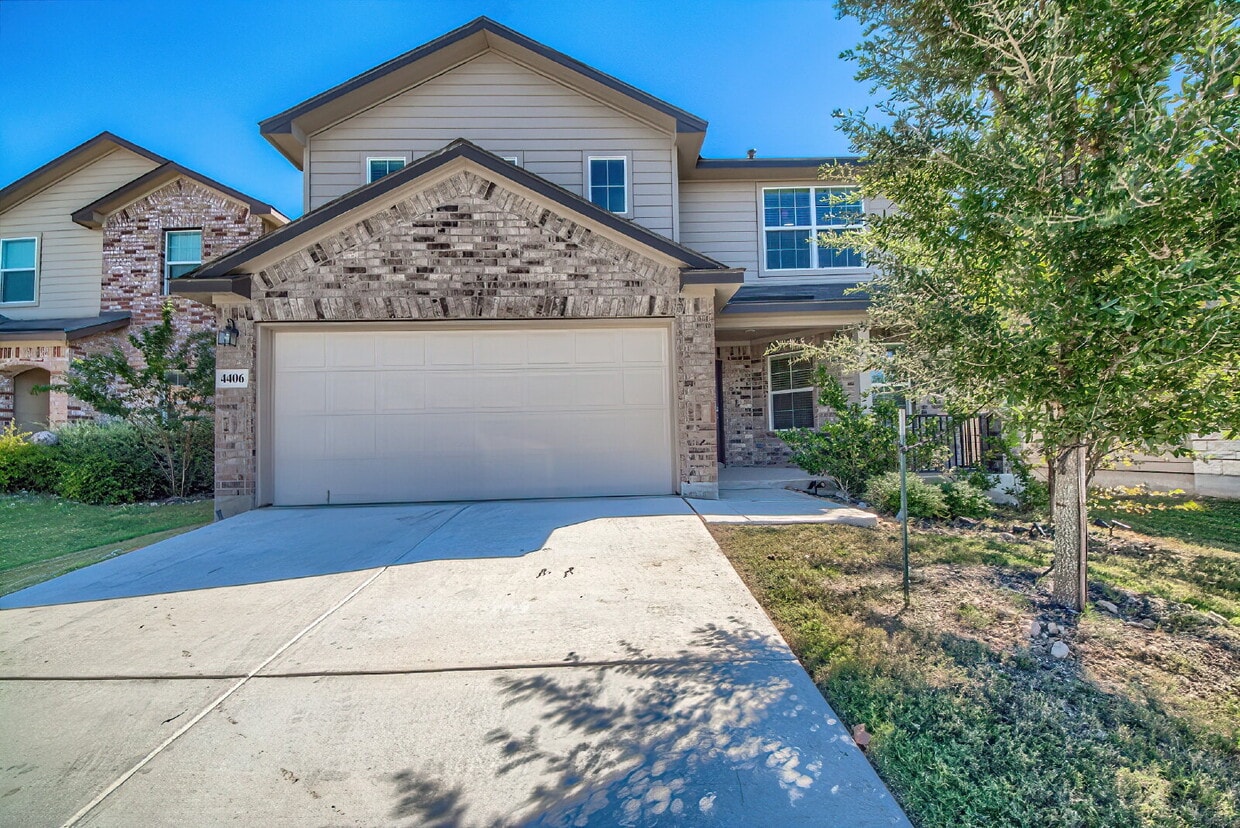 Primary Photo - Stunning 4 bedroom offering 50% off the fi...