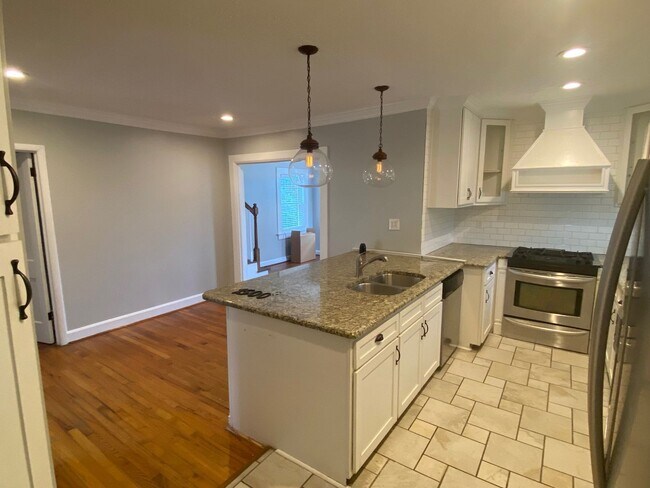 Foto del edificio - 4 Bedroom, 2 Bath Updated home in Jordan/Johnson area