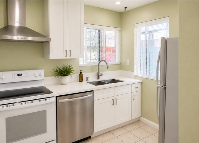Cocina completamente remodelada: encimeras, gabinetes, fregadero, grifo, persianas y electrodomésticos nuevos. - 4425 Kansas St