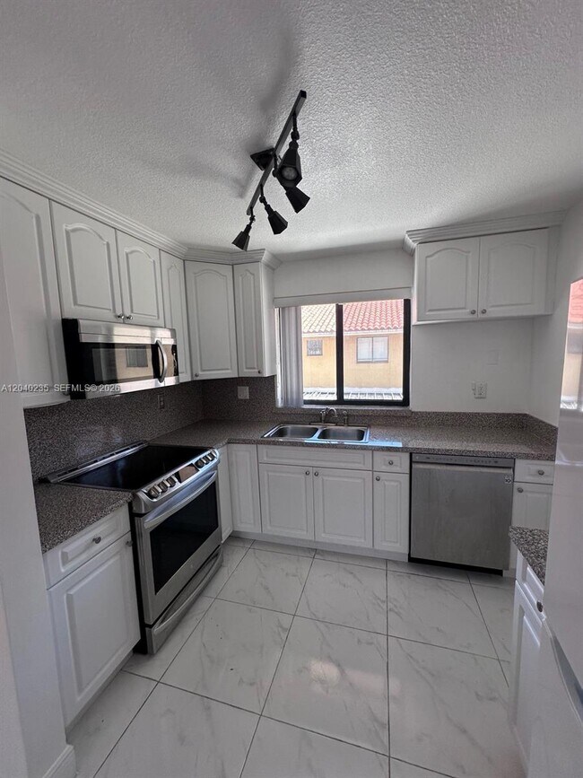 Building Photo - 2740 W 61st St