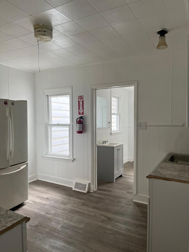 Building Photo - 2 bed 1 bath